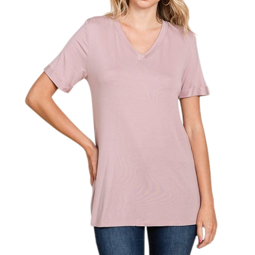 Woman wearing a dusty pink V-neck t-shirt with short sleeves and blue jeans.