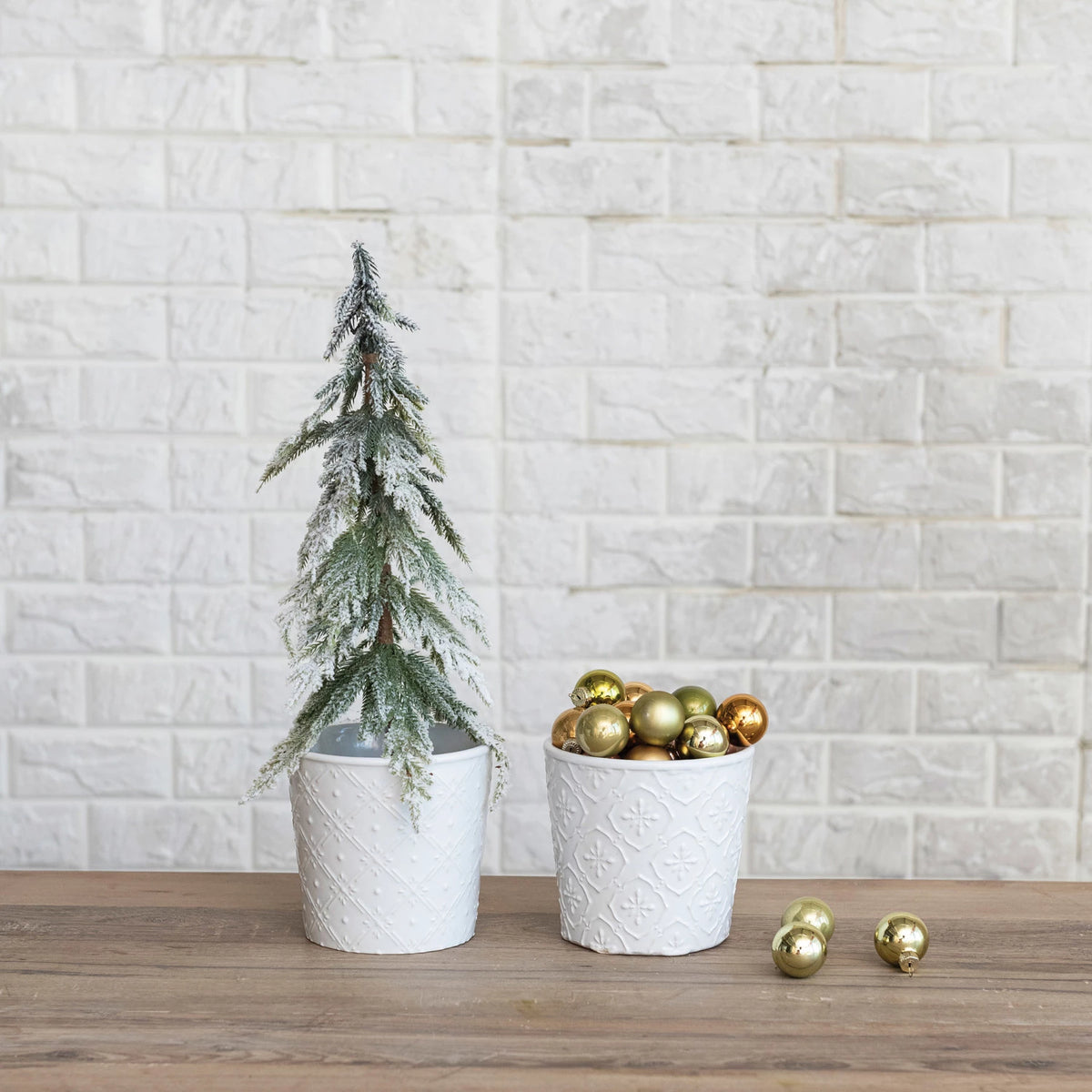White Round Embossed Stoneware Pot